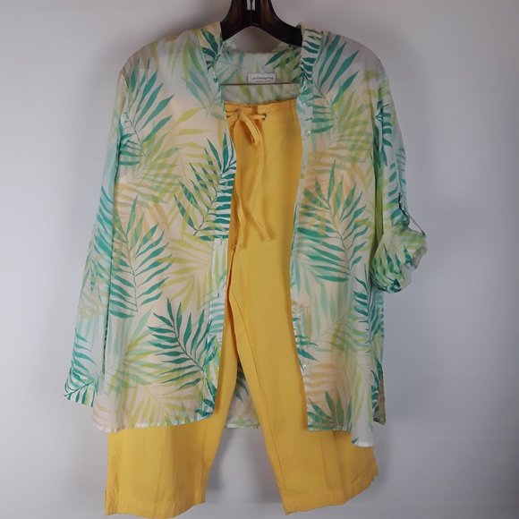 Liz Claiborne Tops - 2 PC Liz Claiborne Top & Erika Capris
